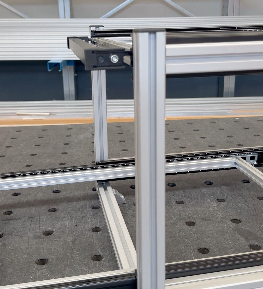 Uitgeschoven lade in een aluminium Kampfinity-opbergsysteem op de werkbank