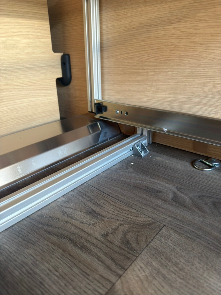 Module coulissant double installé au-dessus de la goulotte dans un fourgon aménagé