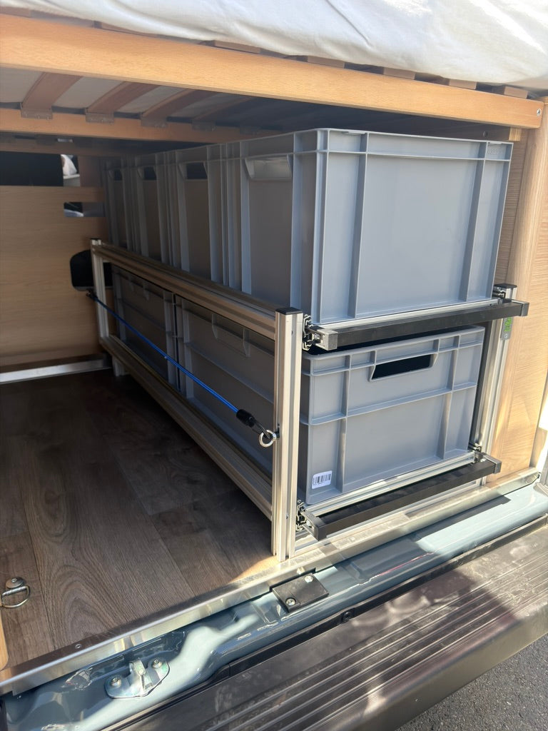 Module coulissant double avec bacs Euronorm installé dans un fourgon aménagé