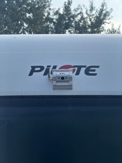 Witte Kampfinity draadloze camera boven de voorruit van een camper, van dichtbij gezien