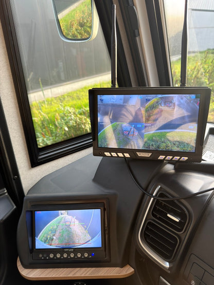 Kampfinity monitor bovenaan het dashboard van een camper, met vier camerabeelden tegelijk