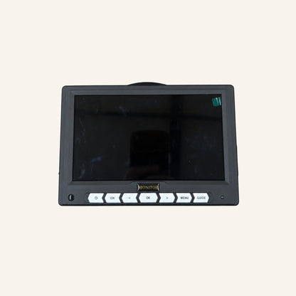 Kampfinity 7-inch monitor op lichte beige achtergrond