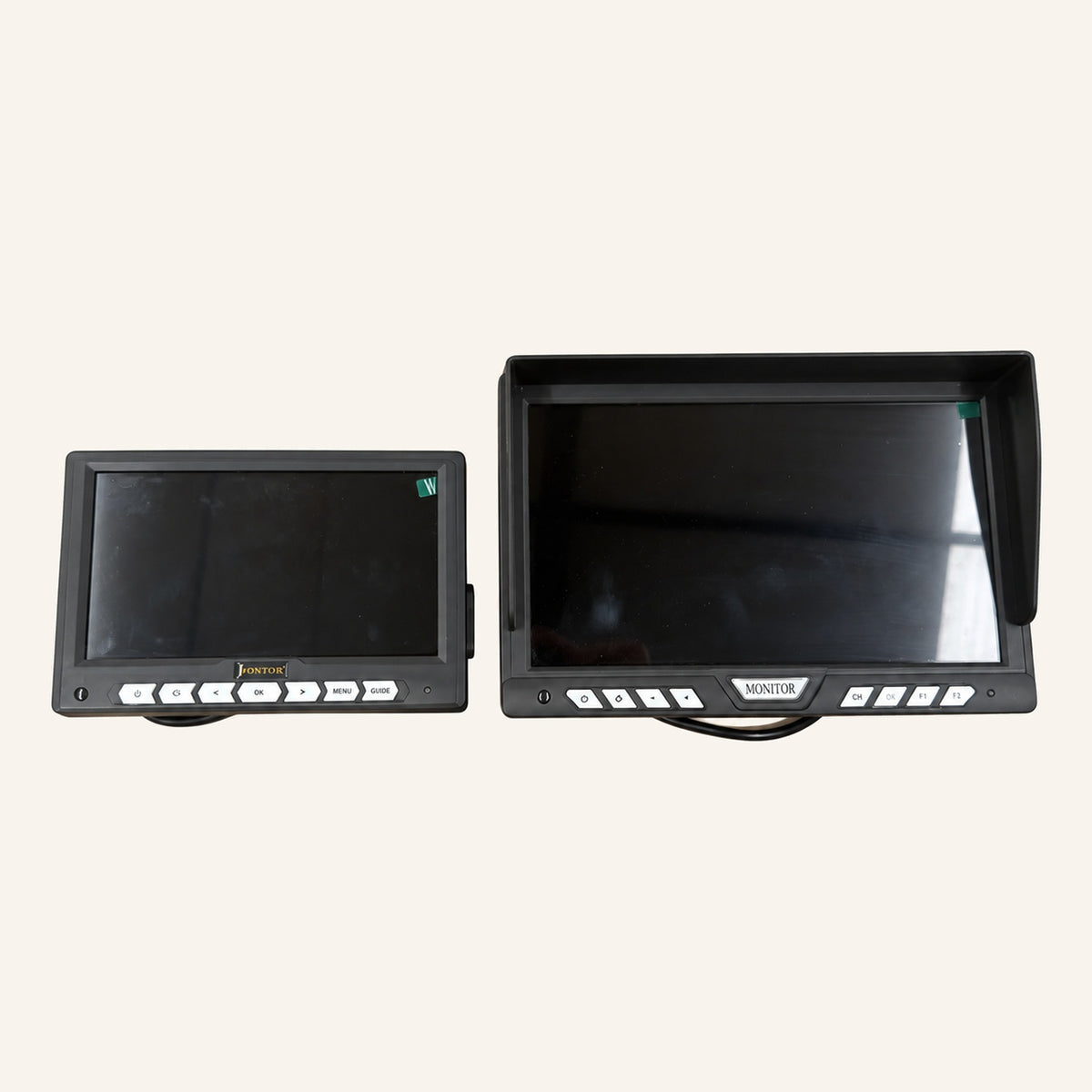 Kampfinity 7-inch en 10,1-inch monitor naast elkaar op lichte beige achtergrond