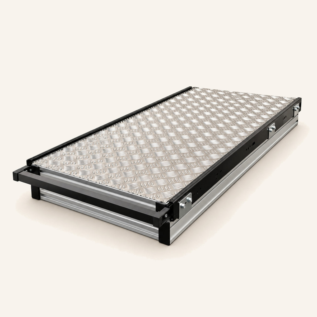 Vista general de la bandeja extraíble de aluminio sin soporte vertical, con chapa estriada y manejo con una mano