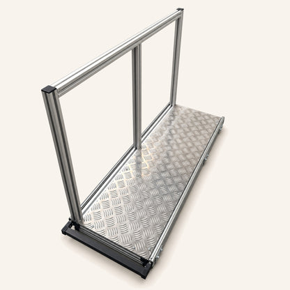 Tafel- en stoelenschuif met aluminium frame en traanplaat, tweede schuin vooraanzicht op beige achtergrond