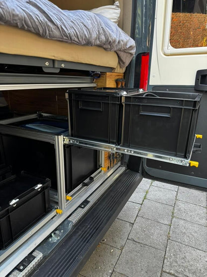Module coulissant double sorti dans un véhicule aménagé